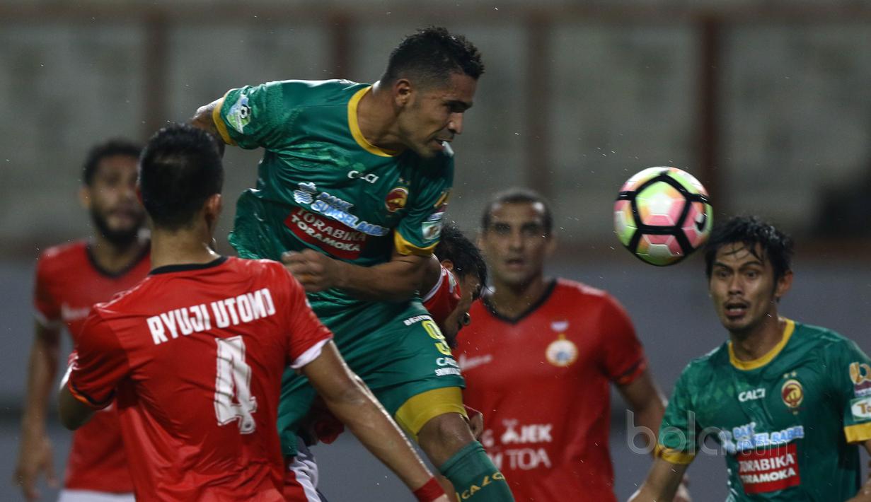 Sundulan pemain Sriwijaya FC, Alberto Goncalves ke arah gawang Persija Jakarta pada laga Liga 1 2017 di Stadion Wibawa Mukti, Cikarang, Jumat (16/6/2017). Persija menang 1-0. (Bola.com/Nicklas Hanoatubun)