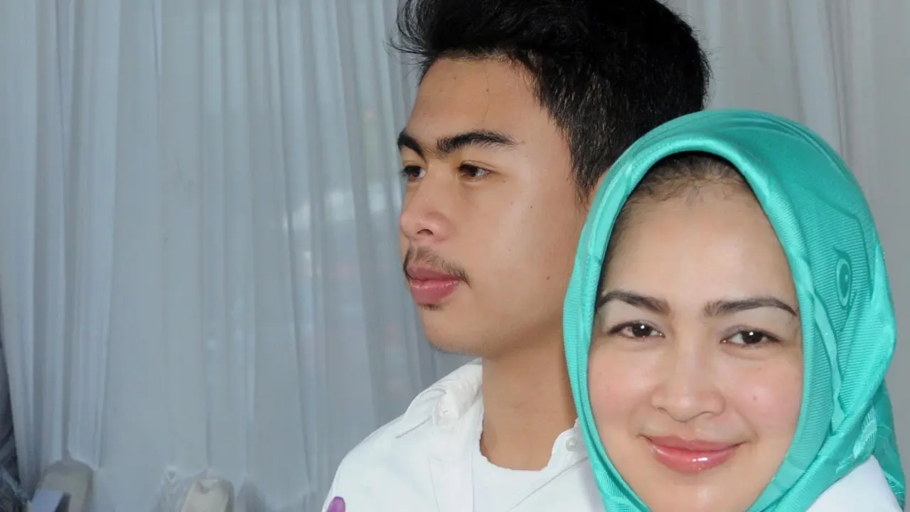 20151209-Didampingi Berondong, Airin Nyoblos di Pilkada Tangsel 
