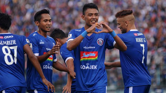 Penyerang Arema, Dedik Setiawan, melakukan selebrasi setelah membobol gawang Persita di leg pertama babak 32 besar Piala Indonesia 2018 di Stadion Kanjuruhan, Kabupaten Malang, Sabtu (26/1/2019). (Bola.com/Iwan Setiawan)