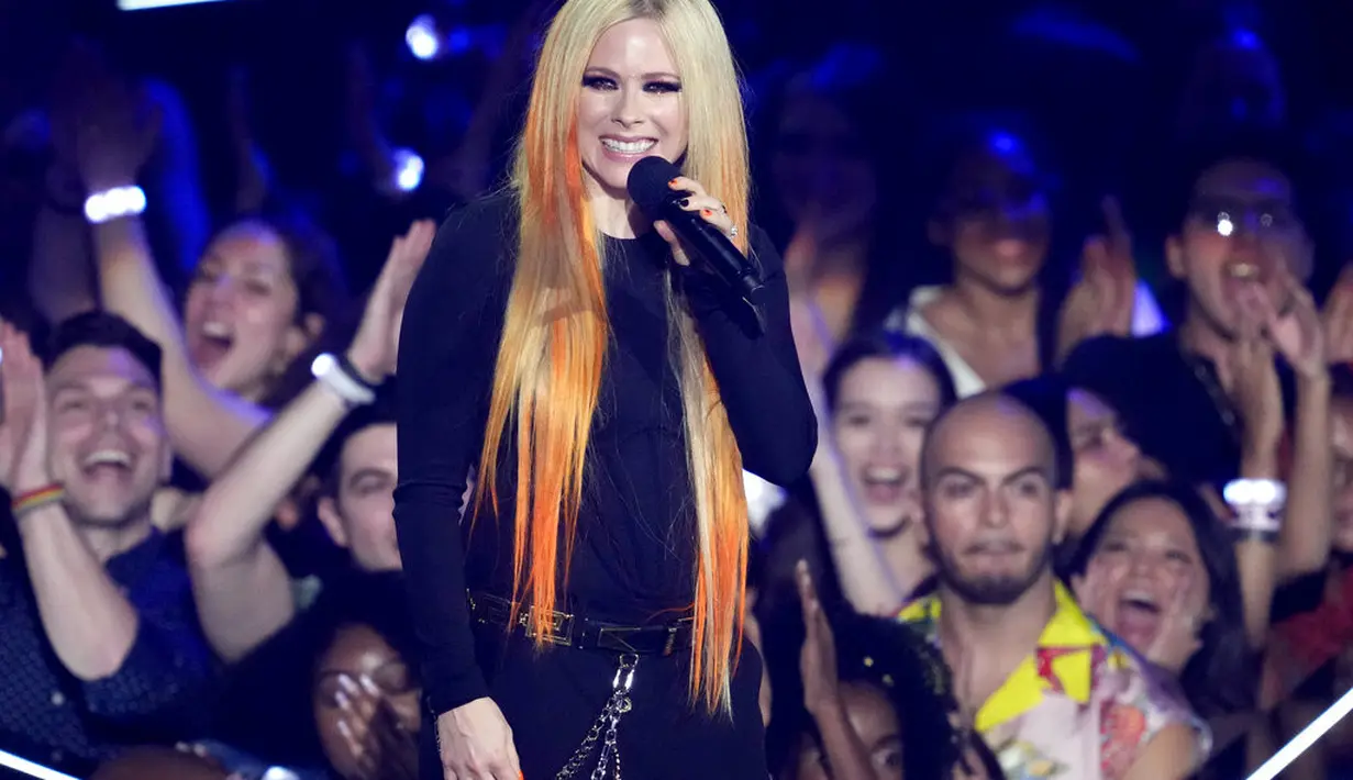 Avril Lavigne di MTV VMA 2022. (Foto: Charles Sykes/Invision/AP)