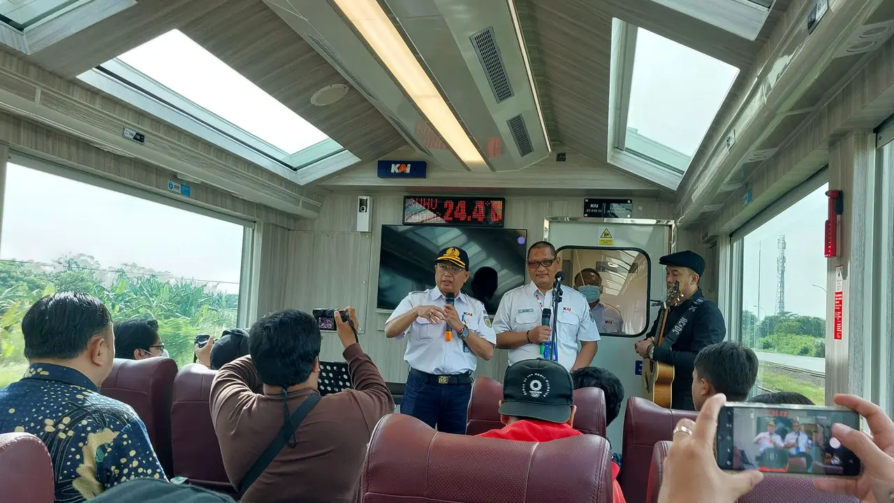 Liputan6.com berkesempatan menjajal Kereta Panoramic relasi Gambir-Bandung yang dioperasikan oleh PT KAI (Persero). Kereta Panoramic punya kaca super lebar di sisi kanan dan kiri dan sunroof yang bisa secara otomatis dibuka tutup. (Arief/Liputan6.com)