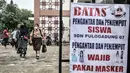 Orangtua saat menjemput siswa usai mengikuti pembelajaran tatap muka di SDN Pulogadung 07, Jakarta, Rabu (7/4/2021). Pembelajaran tatap muka di DKI Jakarta dilakukan tanpa istirahat. (merdeka.com/Iqbal S. Nugroho)