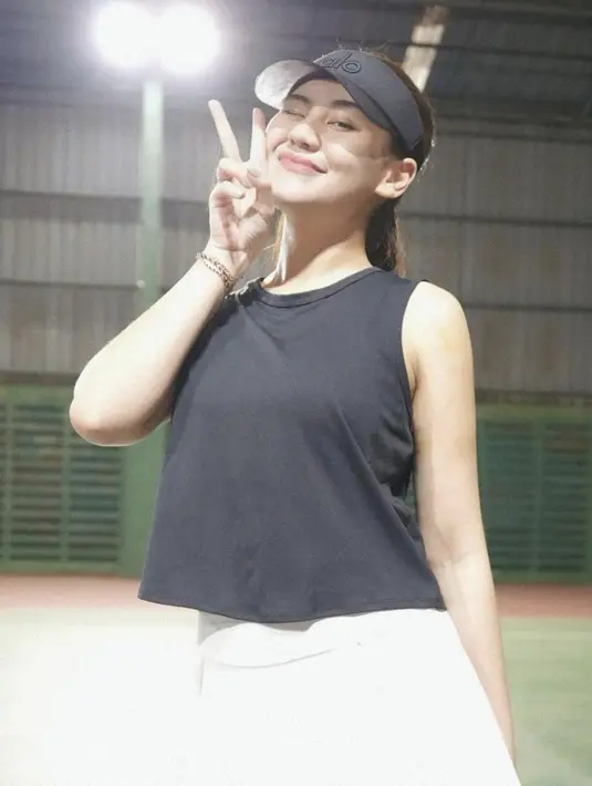 Dengan aksesori visor, tampilan Aaliyah begitu memesona.  [Foto: Aaliyah Massaid]