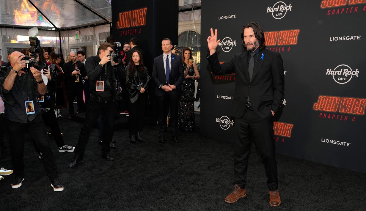 Penghormatan Keanu Reeves untuk Mendiang Lance Reddick, Pakai Pita Biru ...