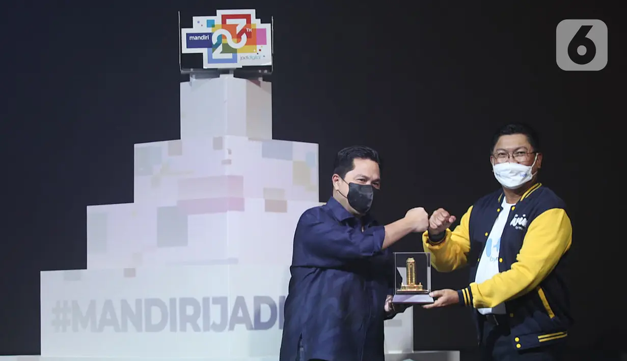 Menteri BUMN Erick Thohir menerima cinderamata dari Direktur Utama Bank Mandiri Darmawan Junaidi pada HUT ke-23 Bank Mandiri di Plaza Mandiri, Jakarta, Sabtu (02/10/2021). Tema HUT ke-23 Mandiri Jadi Digital perseroan mampu mendigitalisasi seluruh layanan transaksi nasabah. (Liputan6.com/HO/Mandiri)