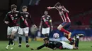 Gelandang Atletico Madrid, Saul berebut bola dengan penyerang Bayern Munchen, Eric Maxim Choupo-Moting pada matchday kelima Grup A Liga Champions di Stadion Wanda Metropolitano, Madrid, Rabu (2/12/2020) dini hari WIB. Atletico Madrid vs Bayern Munchen berakhir imbang 1-1. (AP Photo/Bernat Armangue)