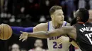 Pemain Detroit Pistons, Blake Griffin (23) berusaha melewati adangan ppemain Rockets, James Harden (13) pada laga NBA basketball game, di Toyota Center, Houston, (22/3/2018). Rockets menang 100-96. (AP/David J. Phillip)