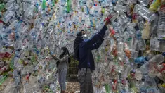 Aktivis Ecological Observation and Wetland Conservation (Ecoton) membuat instalasi yang terbuat dari sampah plastik di Gresik, Jawa Timur, 17 September 2021. Instalasi tersebut untuk meningkatkan kesadaran masyarakat akan sampah plastik di sungai dan lautan. (JUNI KRISWANTO/AFP)