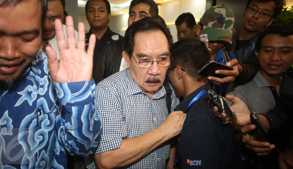 Mantan Ketua KPK Antasari Azhar berusaha menorobos kerumunan wartawan di Polda Metro Jaya, Jakarta, Rabu (1/2). Antasari Azhar akan mempertanyakan penanganan perkara laporan SMS gelap yang dilaporkannya sejak 2011. (Liputan6.com/Immanuel Antonius)