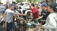 Ojek Gerobak saat Banjir di Kawasan Ciledug, Tangerang Selatan (Foto: Septian Pamungkas/Liputan6.com)