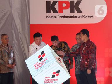 Ketua Komisi Pemberantasan Korupsi (KPK) Nawawi Pomolango (tengah) didampingi Menteri Koordinator bidang Politik dan Keamanan (Menko Polkam) Budi Gunawan (kedua kiri) pada peringatan Hari Antikorupsi Sedunia 2024 di Gedung Merah Putih KPK, Jakarta, Senin (9/12/2024). (Liputan6.com/Herman Zakharia)