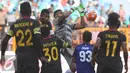 Kiper Papua, Hendra Molle berusaha menangkap bola dalam laga semifinal PON XIX melawan Jawa Barat di Stadion Wibawamukti, Jabar, Senin (26/9). Laga tersebut dimenangkan tim Jawa Barat dengan skor 3-1. (Liputan6.com/Immanuel Antonius) 