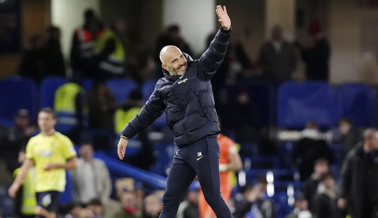 Pelatih Chelsea, Enzo Marseca melambaikan tangan kepada para penonton saat merayakan kemenangan timnya atas Southampton dalam laga lanjutan Liga Inggris 2024/2025 di Stamford Bridge, London, Rabu (26/02/2025) WIB. (AP Photo/John Walton)