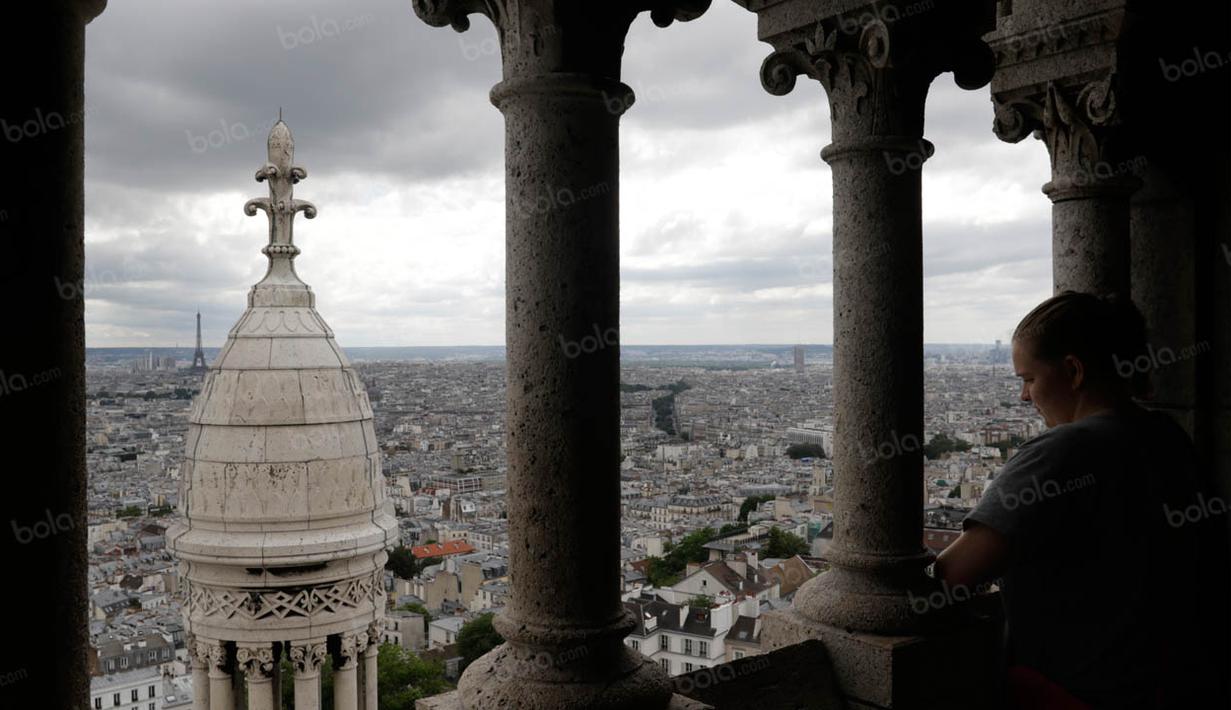 Pengunjung memandangi suasana keindahan Kota Paris dari atas Bassilique du Sacre-Coeur yang terletak di Montmartre, Prancis, Jumat (8/6/2016). (Bola.com/Vitalis Yogi Trisna)