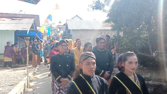 Prosesi Budaya Hamerti Kirti digelar oleh umat lintas agama di Dusun Pucung Pandak, Sidorejo, Selomerto, Wonosobo. (Foto: Liputan6.com/Lambang untuk Muhamad Ridlo)
