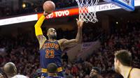 LeBron James tampil impresif dengan sumbangan 37 poin saat mengantar Cleveland Cavaliers menundukkan Philadelphia 76ers 95-85. 
