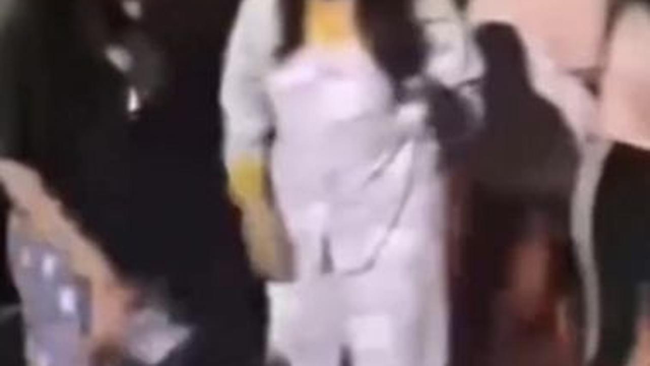 Pakai Baju Tidur, Para Wanita Cantik Berambut Panjang Tabur Bunga & Bakar Lilin di Tempat Karaoke Orange
