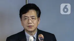 Duta Besar China untuk ASEAN, Deng Xijun memberikan keterangan terkait perkembangan virus corona COVID-19 saat Media Briefing di Jakarta, Jumat (21/2/2020). Pada kesempatan itu, Deng Xijun berharap ASEAN saling bekerja sama untuk menangani virus corona COVID-19. (Liputan6.com/Faizal Fanani)