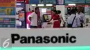 Pekerja menjaga stan panasonic di Elektronic City, Jakarta, Kamis (4/2). PT Panasonic Gobel Indonesia menyatakan, pada tahun ini, pihaknya justru siap melakukan ekspansi besar-besaran. (Liputan6.com/Angga Yuniar)