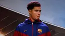 Ekspresi Philippe Coutinho saat diperkenalkan sebagai pemain baru Barcelona di Camp Nou, Barcelona, (7/1). Coutinho menjadi pemain termahal dunia ke dua dibawah Neymar yang diboyong klub Prancis, PSG. (AP Photo/Manu Fernandez)