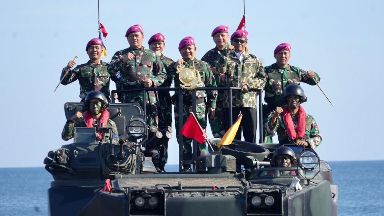 Mahfud MD bersama Panglima TNI Laksamana TNI Yudo Margono meninjau langsung puncak Latihan Gabungan TNI Dharma Yudha 2023 di Puslatpur Marinir 5 Baluran, Situbondo, Jawa Timur.