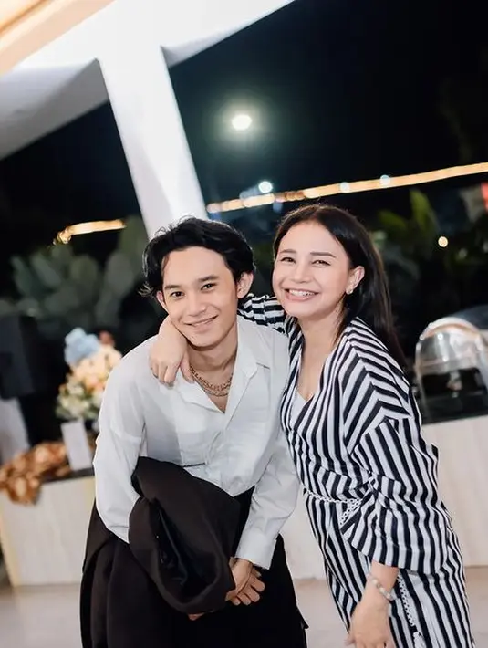 <p>Tidak hanya memiliki paras yang tampan, tapi juga berpostur tinggi mengikuti sang ayah. [Instagram/itsrossa910]</p>