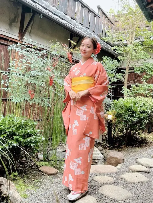 Potret pemain sinetron Anak Jalanan itu sukses mencuri perhatian. Baju Kimono membuatnya terlihat bak wanita lokal Jepang. (Liputan6.com/IG/@natashawilona12).