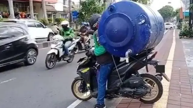Kumpulan Potret Perjuangan Driver Ojol Melawan Hukum Gravitasi Newton
