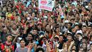 Massa pun tidak henti-henti mengacungkan jari mereka ke udara membentuk simbol "salam dua jari", Pekalongan, Kamis (19/6/2014) (Liputan6.com/Herman Zakharia)