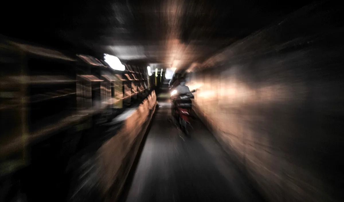"Kita wajib tahu jalan tikus biar aman," ujar Dwi, salah seorang driver ojek online saat melintas di daerah padat penduduk, tak jauh dari Stasiun Manggarai.