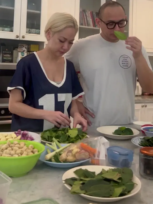 Adu Gaya Prilly Latuconsina dan Bunga Citra Lestari Masak Besar Menu Lebaran, Tampil Cantik Meski Sama-Sama Lepek