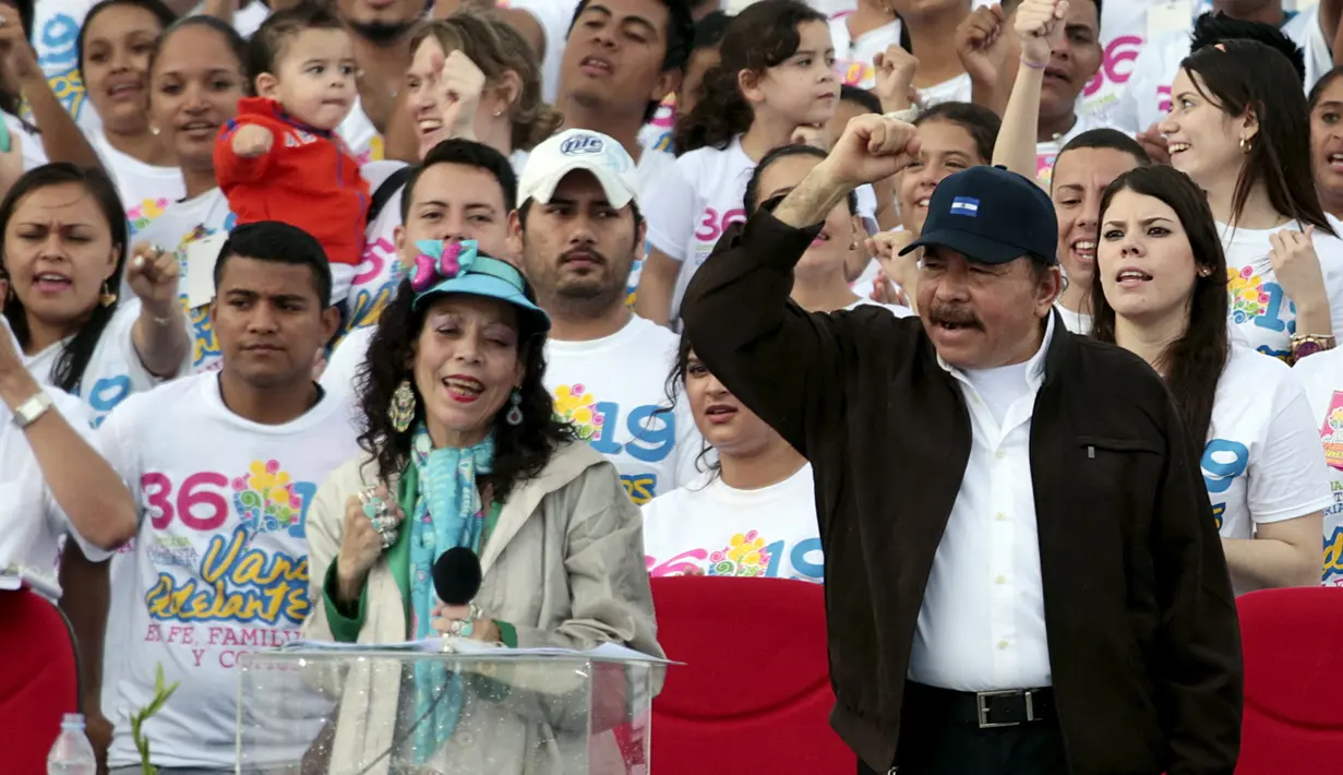 Presiden Nikaragua, Daniel Ortega bersama istrinya menyapa pendukungnya saat perayaan ke-36 Revolusi Sandinista di Managua, Nikaragua, Minggu, (19/7/2015). Daniel Ortega merupakan bagian revolusi Sandinista pada 1979 lalu. (REUTERS/Oswaldo Rivas)