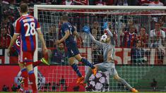 Thiago Alcantara membuka keunggulan bagi Bayern lewat sundulannya (Reuters/Michaela Rehle)