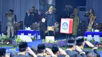 Menteri Pendidikan, Kebudayaan, Riset, dan Teknologi (Mendikbudristek) Nadiem Makarim memimpin upacara peringatan Hari Pendidikan Nasional (Hardiknas) tahun 2023 secara hibrida di halaman Gedung Kemendikbudristek, Jakarta pada Selasa, 2 Mei 2023. (Dok Kementerian Pendidikan, Kebudayaan, Riset, dan Teknologi RI)