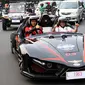 Salah satu mobil listrik buatan ITS yang ikut serta dalam Jambore Kendaraan Listrik Nasional melintasi jalanan di Jakarta, Selasa (3/9/2019). Jambore nasional tersebut berbentuk rally dan menempuh jarak 900 kilometer (km) dari Surabaya menuju Jakarta. (Liputan6.com/Johan Tallo)