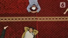 Umat Muslim memanfaatkan waktu untuk beristirahat usai salat Jumat di Masjid Istiqlal, Jakarta, Jumat (7/3/2025). (Liputan6.com/Angga Yuniar)