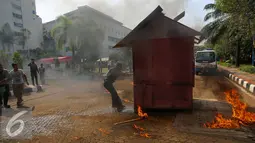 Petugas dan warga berusaha memadamkan api saat simulasi penanganan bencana di Jakarta, Kamis (10/12). Guna mengantisipasi banjir khususnya pada musim penghujan dan air pasang, berbagai persiapan dilakukan Pemkot Jakarta Utara. (Liputan6.com/Faizal Fanani)