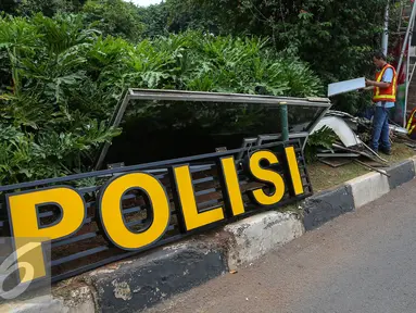 Pekerja mulai merenovasi pos Polisi Sarinah, Jakarta, Jumat (15/1/2016). Pasca teror bom di Pos Polisi Sarinah yang hancur, mulai dibersihkan dan diperbaiki. (Liputan6.com/Faizal Fanani)