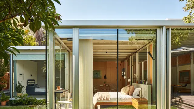 Model Rumah Kecil tapi Punya Banyak Jendela Biar Terang Tanpa Listrik Siang Hari (AI)