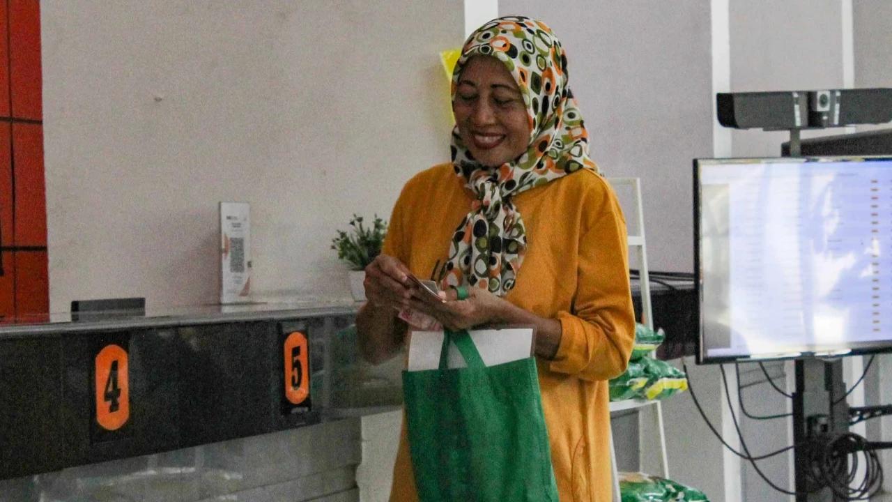 FOTO: BLT Kesra Rp 900 Ribu Mulai Cair Gelombang Kedua, 35 Juta Warga Jadi Penerima Bantuan