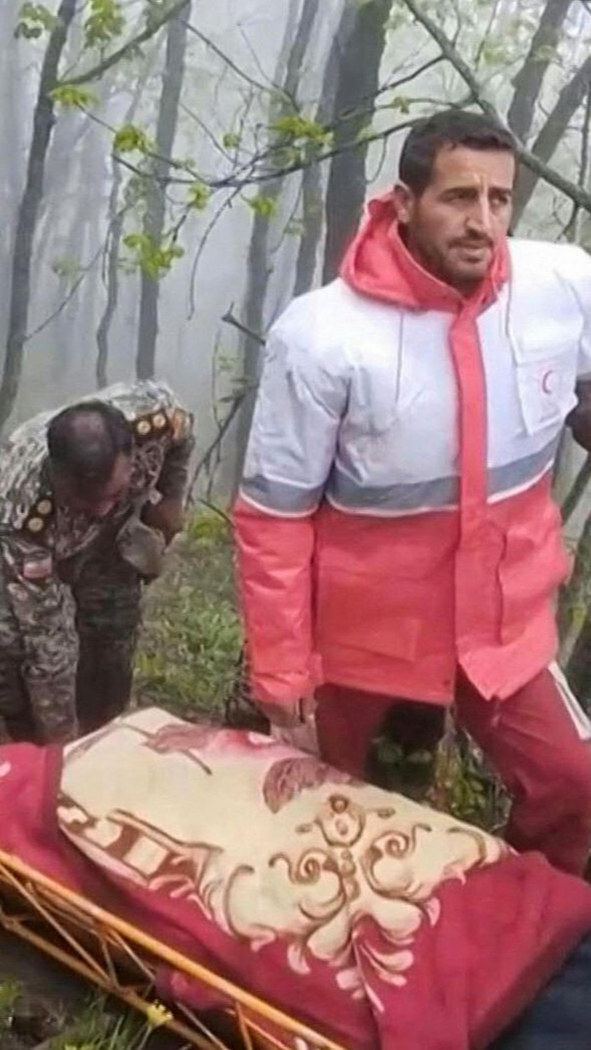Setelah berkali-kali mencoba menelpon, Esmaili mendapatkan jawaban dari ponsel Mohammad Ali Ale-Hashem, imam salat Jumat di Tabris, yang berada di helikopter yang sama dengan Presiden Raisi.