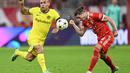 Gelandang Bayern Muenchen, Marcel Sabitzer berebut bola dengan penyerang Inter Milan, Lautaro Martinez pada pertandingan Grup C Liga Champions di Allianz Arena di Munich, Jerman pada 1 November 2022. Sabitzer merupakan gelandang berkebangsaan Austria yang telah memainkan 443 pertandingan pada level klub di Eropa, termasuk 54 pertandingan bersama Bayern Munich sejak Agustus 2021. (AFP/CHRISTOF STACHE)