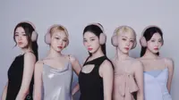 Sony Rilis Earbuds &amp; Headphone Pink Bareng LE SSERAFIM, Penggemar K-Pop Wajib Punya