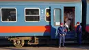 Seorang wanita berdiri di pintu kereta saat tiba dari Ukraina di stasiun di Zahony, Hungaria, 8 Maret 2022. PBB mengatakan, serangan gencar Rusia telah memaksa lebih dari 2 juta orang meninggalkan Ukraina. (AP Photo/Darko Vojinovic)