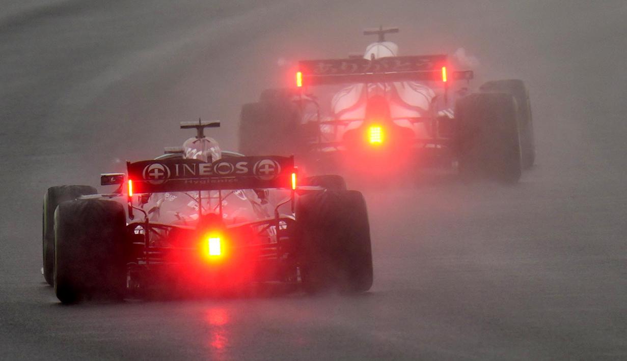 Mulai start di urutan 11, Lewis Hamilton juga tampil impresif. Hal tersebut ia lakukan saat duel dengan Sergio Perez di lap 35 untuk memperebutkan posisi keempat. Namun Perez yang tak mau kalah berhasil mempertahankan posisi.  (AP/Francisco Seco)