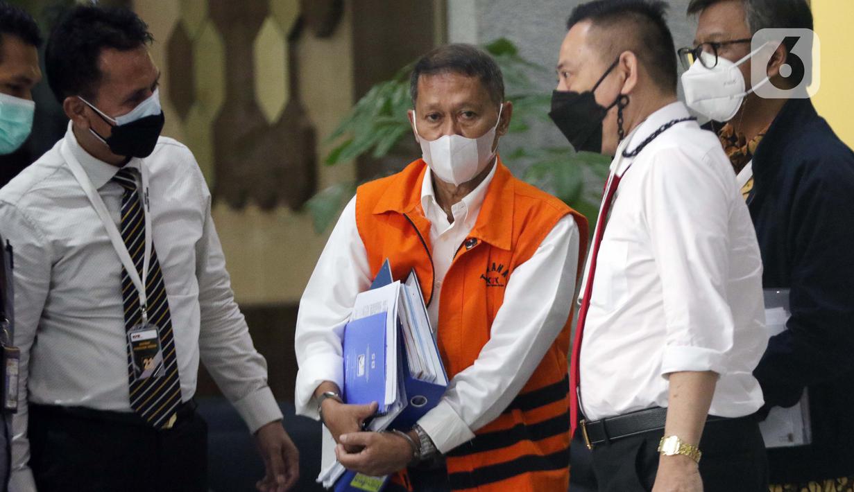 Mantan Dirut PT Pelindo II (Persero) Richard Joost Lino (tengah) usai menjalani pemeriksaan di Gedung KPK, Jakarta, Senin (26/4/2021). RJ Lino diperiksa sebagai tersangka dugaan korupsi pengadaan tiga unit Quay Container Crane (QCC) di PT Pelindo II tahun 2010. (Liputan6.com/Helmi Fithriansyah)