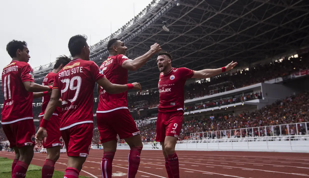 Para pemain Persija Jakarta merayakan gol yang dicetak Marko Simic ke gawang Mitra Kukar pada laga Liga 1 di SUGBK, Jakarta, Minggu (9/12). (Bola.com/Vitalis Yogi Trisna)