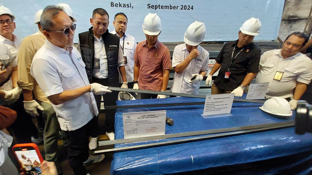 Mendag Zulkifli Sita 11.000 Ton Baja Siku Ilegal di Cikarang, Nilainya Rp11 Miliar