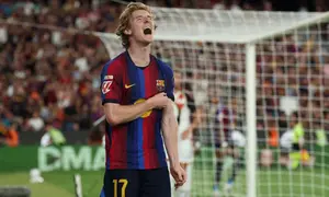 Penyerang Inggris Barcelona #17, Anthony Gordon, merayakan gol bunuh diri bek Prancis Rayo Vallecano #24 Florian Lejeune selama pertandingan liga Spanyol antara FC Barcelona dan Rayo Vallecano de Madrid di Stadion Camp Nou di Barcelona pada 1 September 2026. (Lluis GENE/AFP)