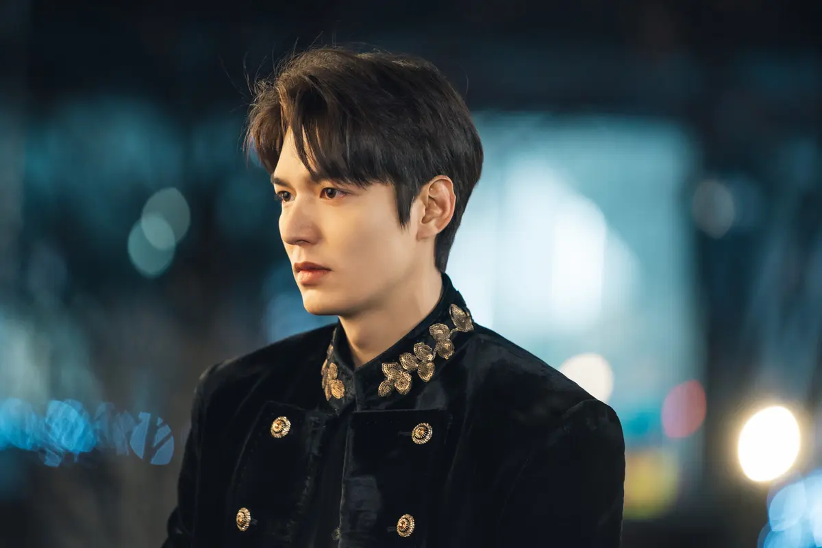 Lee Min Ho dalam The King Eternal Monarch (Netflix)